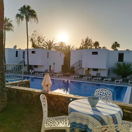 Con Jardin Y Piscina דירה