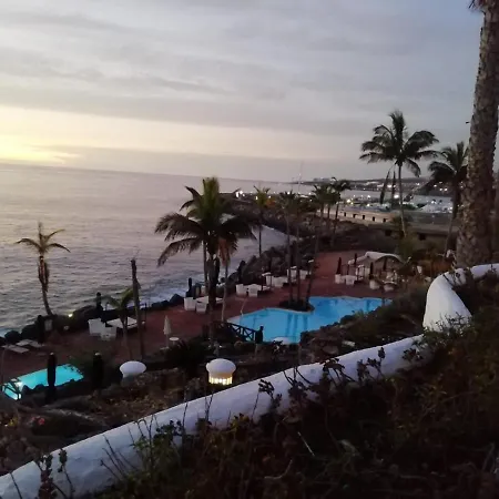 Con Jardín Y Piscina